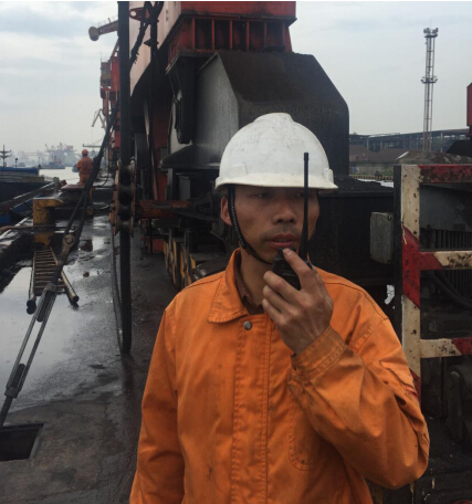黃柏春，楊灣港務(wù)分公司裝卸工班副班長(cháng)。他工作認真、細致，有責任心。工作中，主動(dòng)排除班中的各類(lèi)安全隱患，避免事故的發(fā)生，實(shí)現班組安全生產(chǎn)無(wú)事故。  “決不把隱患交到下一班?！边@是黃柏春的一貫工作作風(fēng)。在4月中旬的一個(gè)夜班，在一條海輪卸貨作業(yè)結束后，由于裝卸的煤炭中有大量的煤矸石，料斗斗口被完全卡住，必須人工進(jìn)入料斗內進(jìn)行清理，工人在料斗中作業(yè)十分危險，身為副班長(cháng)的他主動(dòng)擔負起料斗內清理的任務(wù)。他叫來(lái)了兩位工友，與自己一起進(jìn)入料斗，在保證斗內貨物不坍塌的情況下，用手一塊塊的挖出了卡在料斗口的煤矸石，一直干到上早班的工友來(lái)接班才將斗口完全疏通好，累得他直不起腰來(lái)。  班中，他時(shí)刻留意員工的操作行為，保證員工安全無(wú)事故。4月下旬的一個(gè)白班，他們班和外務(wù)工配合進(jìn)行圓鋼卸船作業(yè)，一名新進(jìn)的外務(wù)工在掛鉤結束后站到了艙壁的里側，貨物起吊時(shí)突然晃動(dòng)起來(lái)，離新外務(wù)工3米遠的黃柏春一看不對勁，立刻起身一個(gè)快步?jīng)_到他身后將他往后一拉，只聽(tīng)“砰”一聲，圓鋼撞在了他旁邊的艙壁上，“好險啊，多虧你，不然就撞到我了?！蓖鈩?wù)工驚恐地說(shuō)。 “你不能站在里側，很危險，工作時(shí)得處處小心?！秉S柏春拉著(zhù)這位外務(wù)工的手臂厲聲地說(shuō)。黃柏春就是這樣，班中時(shí)刻留意著(zhù)每位員工的操作行為，守護著(zhù)每位員工的生命安全，讓班組員工高高興興上班，安安全全回家。  “檢查一下勞保用品佩戴好沒(méi)有”。這是黃柏春每天上班時(shí)必說(shuō)的一句話(huà)。一次，班里有位員工在江船清艙作業(yè)時(shí)救生衣未穿，黃柏春知道后狠狠地批評了他，對他說(shuō)：“臨水作業(yè)不穿救生衣，就是對自己不負責，要是出了事，后悔也來(lái)不及?！? 擔任副班長(cháng)一年多以來(lái)，黃柏春時(shí)刻把班組安全工作當作頭等大事，是班組員工的安全守護人。他班前注重安全檢查，排除隱患，班中時(shí)刻留心員工操作行為，發(fā)現問(wèn)題，及時(shí)處理，保證班組員工在安全環(huán)境下作業(yè)，避免了事故的發(fā)生，為班組員工撐起一把“安全傘”。